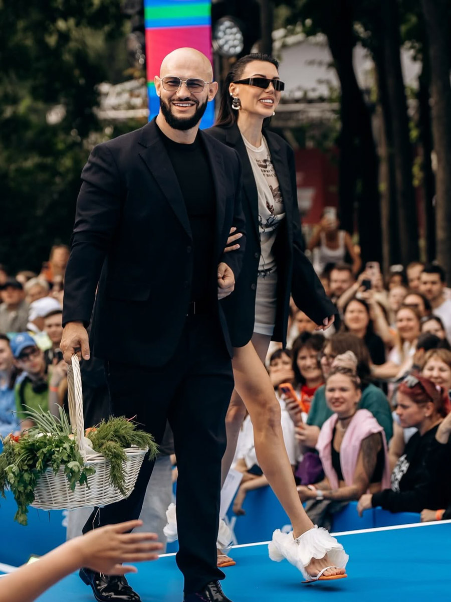 Пока одни тратят состояние на пластические операции, чтобы внешне приблизиться к кумирам с обложек и телеэкранов, другие получили это свойство в дар с самого рождения. «Ключ-Медиа» собрал владимирцев, чье поразительное сходство со знаменитостями заставляет прохожих оборачиваться, а комментаторов в Сети — подозревать тайное родство. А заодно мы узнали у наших героев, как они относятся к таким сравнениям.