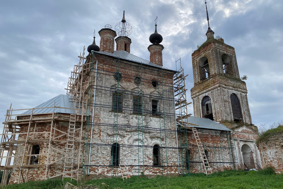Проект «Консервация» завершил первый этап спасения храма Флора и Лавра в селе Кибол. С 2025 года команда занимается восстановлением двух суздальских церквей, и недавно ей удалось остановить разрушение главной архитектурной композиции.