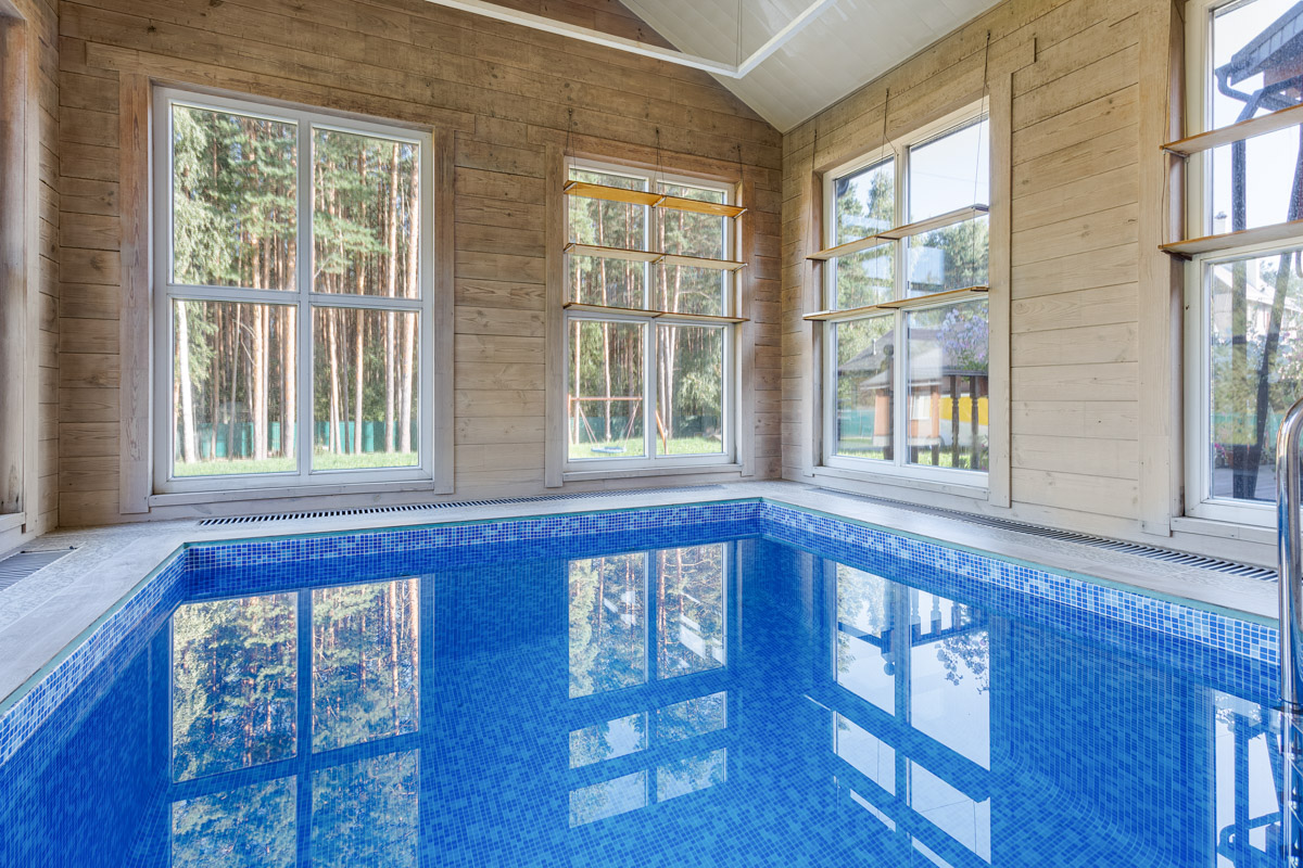 В Коммунаре есть дом, построенный с любовью и заботой. Он впечатляет своими размерами, стильным интерьером, но главное, уютом, который добавляет расположенный поблизости сосновый лес. Предлагаем заглянуть внутрь роскошной резиденции на 300 «квадратов»!