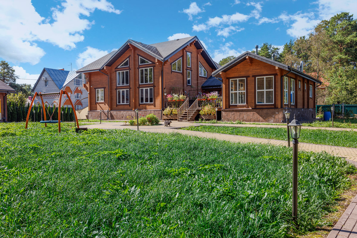 В Коммунаре есть дом, построенный с любовью и заботой. Он впечатляет своими размерами, стильным интерьером, но главное, уютом, который добавляет расположенный поблизости сосновый лес. Предлагаем заглянуть внутрь роскошной резиденции на 300 «квадратов»!