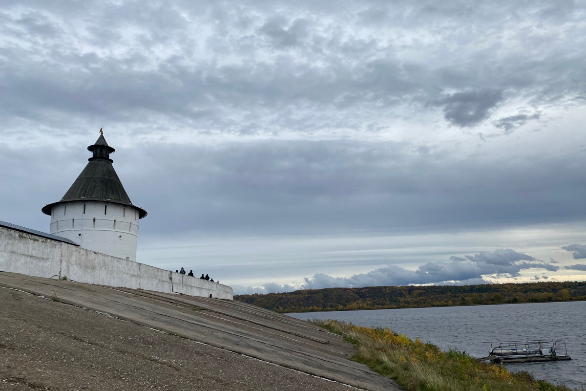 Всего в 100 километрах от Нижнего Новгорода находится чудесный Макарьевский Желтоводский монастырь. Лет триста назад под его стенами шумела знаменитая ярмарка. Сегодня, если плыть по Волге, можно наблюдать, как обитель, словно сказочный Китеж-град, будто вырастает из водной глади. А вот зачем туда приезжала сама Анджелина Джоли и как удобнее добираться до этой необычной локации из Владимира? Расскажем в репортаже «Ключ-Медиа». 