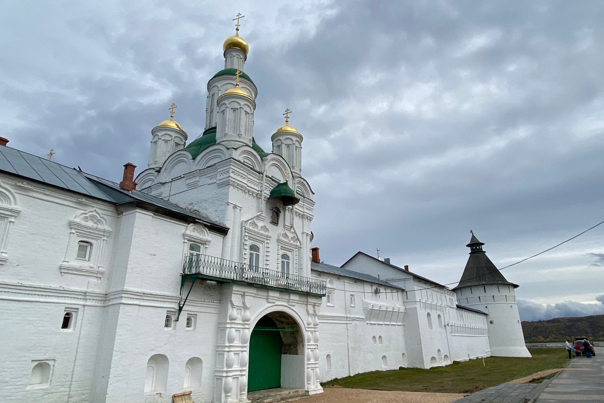 Всего в 100 километрах от Нижнего Новгорода находится чудесный Макарьевский Желтоводский монастырь. Лет триста назад под его стенами шумела знаменитая ярмарка. Сегодня, если плыть по Волге, можно наблюдать, как обитель, словно сказочный Китеж-град, будто вырастает из водной глади. А вот зачем туда приезжала сама Анджелина Джоли и как удобнее добираться до этой необычной локации из Владимира? Расскажем в репортаже «Ключ-Медиа». 