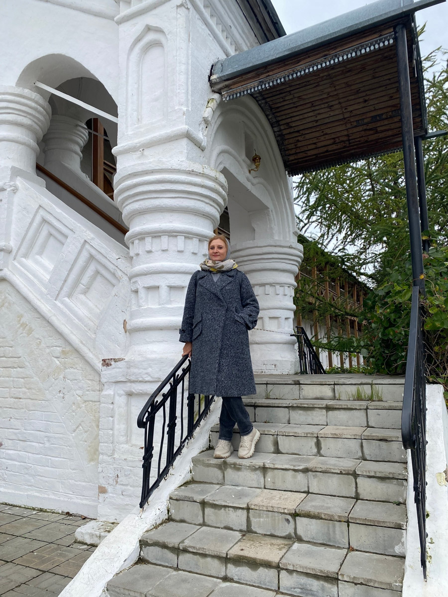 Всего в 100 километрах от Нижнего Новгорода находится чудесный Макарьевский Желтоводский монастырь. Лет триста назад под его стенами шумела знаменитая ярмарка. Сегодня, если плыть по Волге, можно наблюдать, как обитель, словно сказочный Китеж-град, будто вырастает из водной глади. А вот зачем туда приезжала сама Анджелина Джоли и как удобнее добираться до этой необычной локации из Владимира? Расскажем в репортаже «Ключ-Медиа». 
