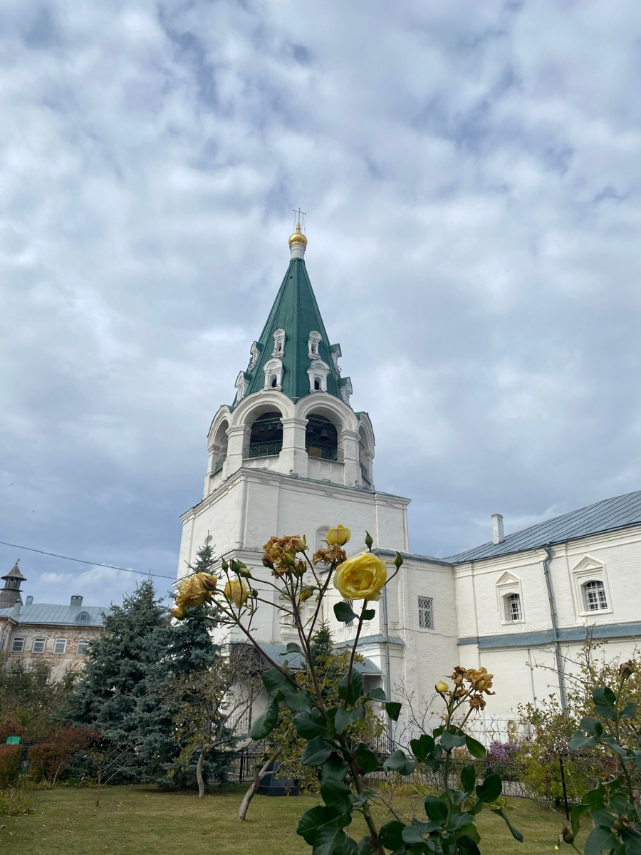 Всего в 100 километрах от Нижнего Новгорода находится чудесный Макарьевский Желтоводский монастырь. Лет триста назад под его стенами шумела знаменитая ярмарка. Сегодня, если плыть по Волге, можно наблюдать, как обитель, словно сказочный Китеж-град, будто вырастает из водной глади. А вот зачем туда приезжала сама Анджелина Джоли и как удобнее добираться до этой необычной локации из Владимира? Расскажем в репортаже «Ключ-Медиа». 