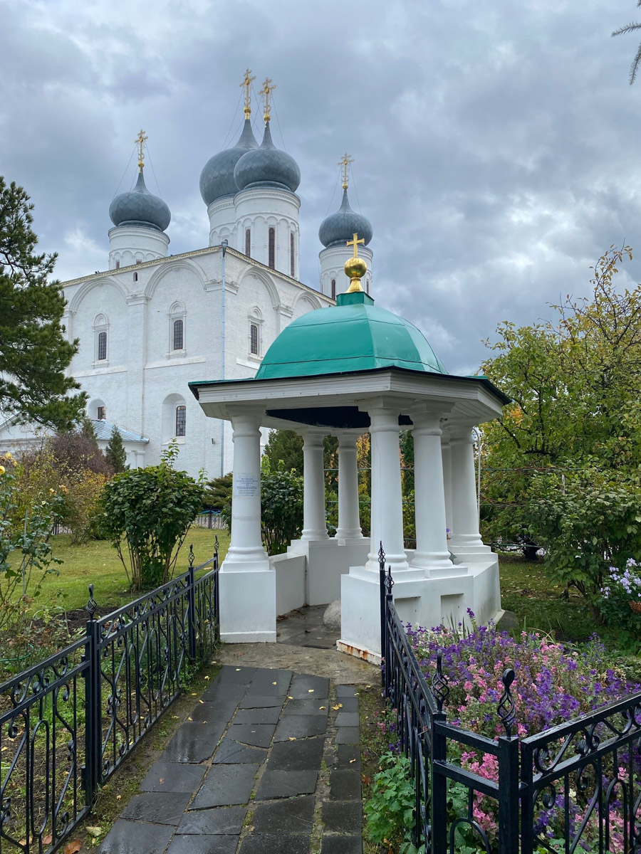 Всего в 100 километрах от Нижнего Новгорода находится чудесный Макарьевский Желтоводский монастырь. Лет триста назад под его стенами шумела знаменитая ярмарка. Сегодня, если плыть по Волге, можно наблюдать, как обитель, словно сказочный Китеж-град, будто вырастает из водной глади. А вот зачем туда приезжала сама Анджелина Джоли и как удобнее добираться до этой необычной локации из Владимира? Расскажем в репортаже «Ключ-Медиа». 