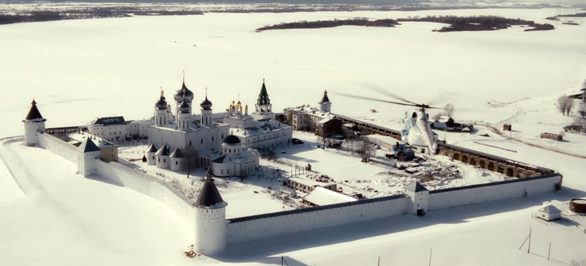 Всего в 100 километрах от Нижнего Новгорода находится чудесный Макарьевский Желтоводский монастырь. Лет триста назад под его стенами шумела знаменитая ярмарка. Сегодня, если плыть по Волге, можно наблюдать, как обитель, словно сказочный Китеж-град, будто вырастает из водной глади. А вот зачем туда приезжала сама Анджелина Джоли и как удобнее добираться до этой необычной локации из Владимира? Расскажем в репортаже «Ключ-Медиа». 