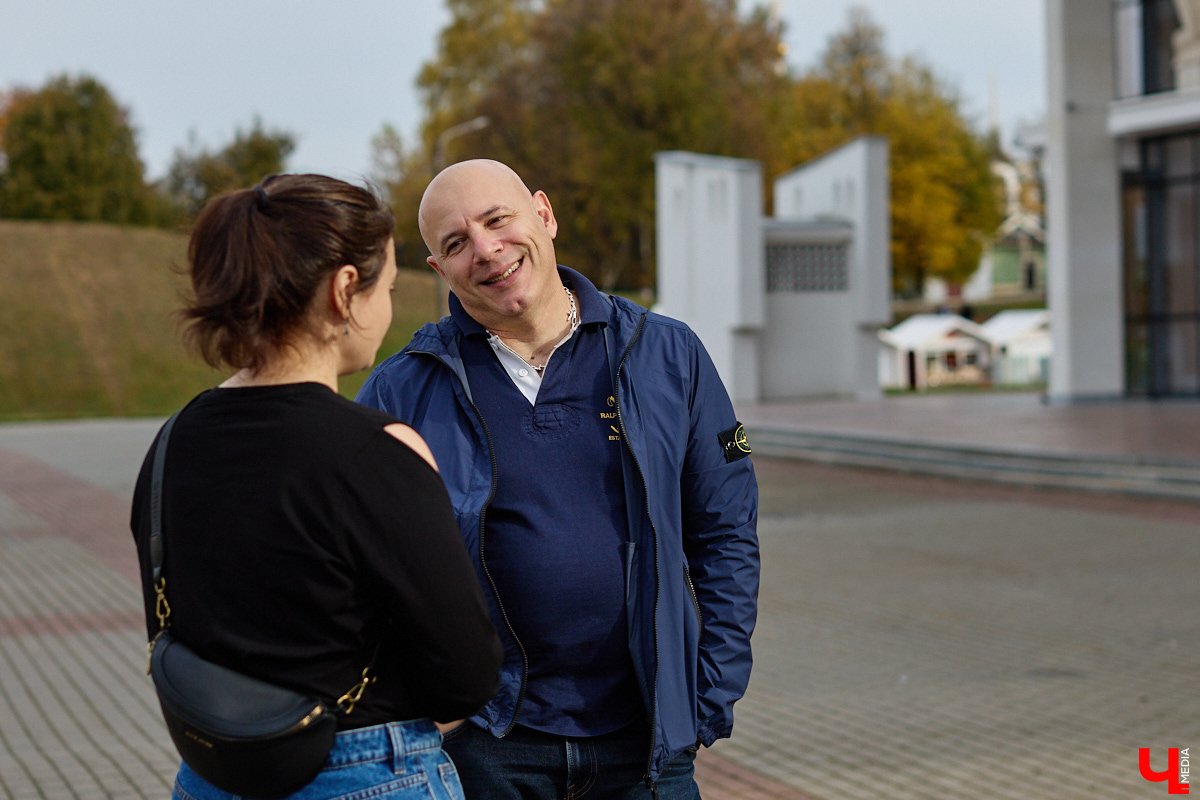 Аниелло Сальваторе родился в южном пригороде Неаполя. Почти 20 лет назад жизнь итальянца сделала лихой поворот, и он оказался в Курлове Гусь-Хрустального района. Позже наш герой перебрался во Владимир, где и проживает с 2010 года. В подобные истории верится с трудом. Чтобы развеять любые сомнения, «Ключ-Медиа» задал улыбчивому человеку животрепещущие вопросы.