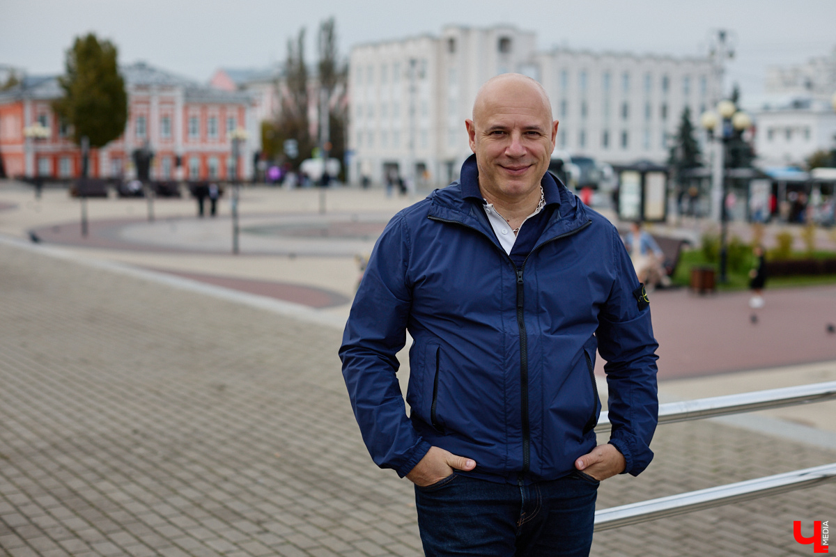 Аниелло Сальваторе родился в южном пригороде Неаполя. Почти 20 лет назад жизнь итальянца сделала лихой поворот, и он оказался в Курлове Гусь-Хрустального района. Позже наш герой перебрался во Владимир, где и проживает с 2010 года. В подобные истории верится с трудом. Чтобы развеять любые сомнения, «Ключ-Медиа» задал улыбчивому человеку животрепещущие вопросы.