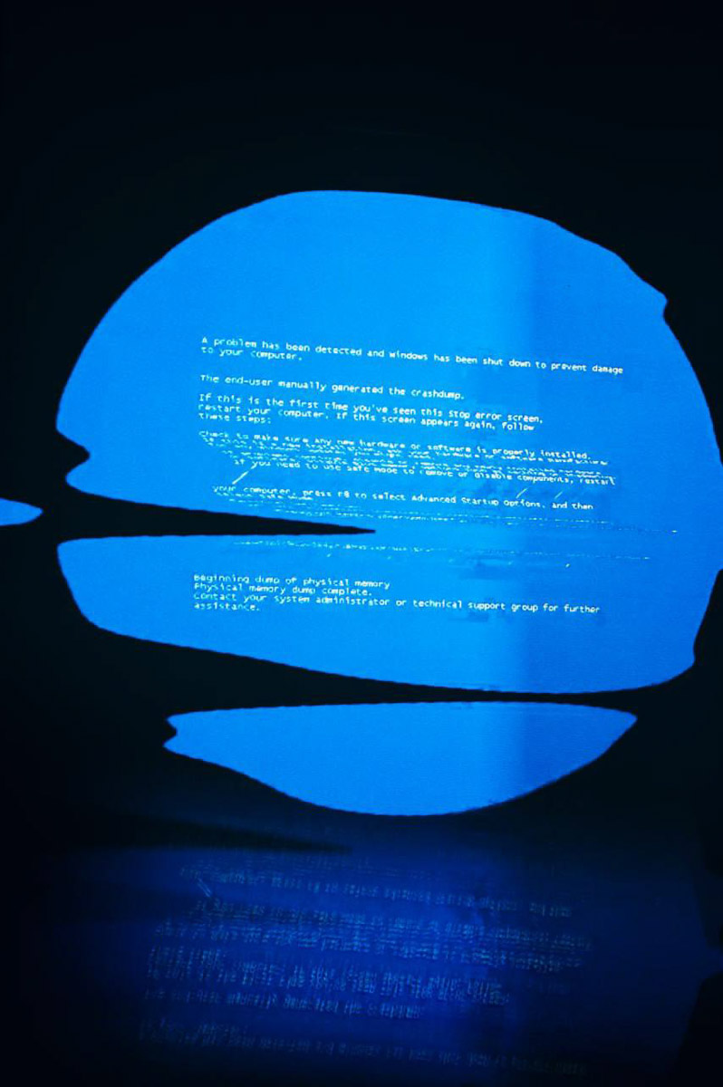 В его работах переплетаются чувства ностальгии и одиночества, знакомые многим в мире бесконечного онлайна. Художник Иван Намулат под ником don’t buy создает цифровое искусство и активно дружит с нейросетями. Его работы находят зрителей в самых разных странах, хотя парень живет во Владимире. «Ключ-Медиа» узнал, как он пришел к творчеству без холста.