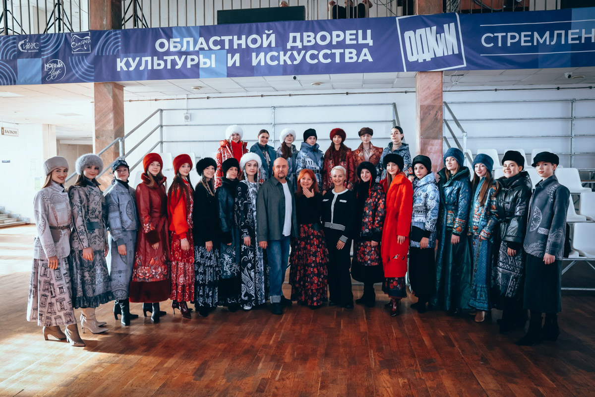 Во Владимире презентовали новую коллекцию дизайнерской верхней одежды. Художники-модельеры вдохновились юбилеем Золотого кольца России и создали капсулы, посвященные городам популярного маршрута. Моделями стали местные студентки. Прежде чем пройтись по подиуму, девушки совершили фотопрогулку по историческому центру Владимира. Столь необычный флешмоб привлек внимание жителей города и туристов.