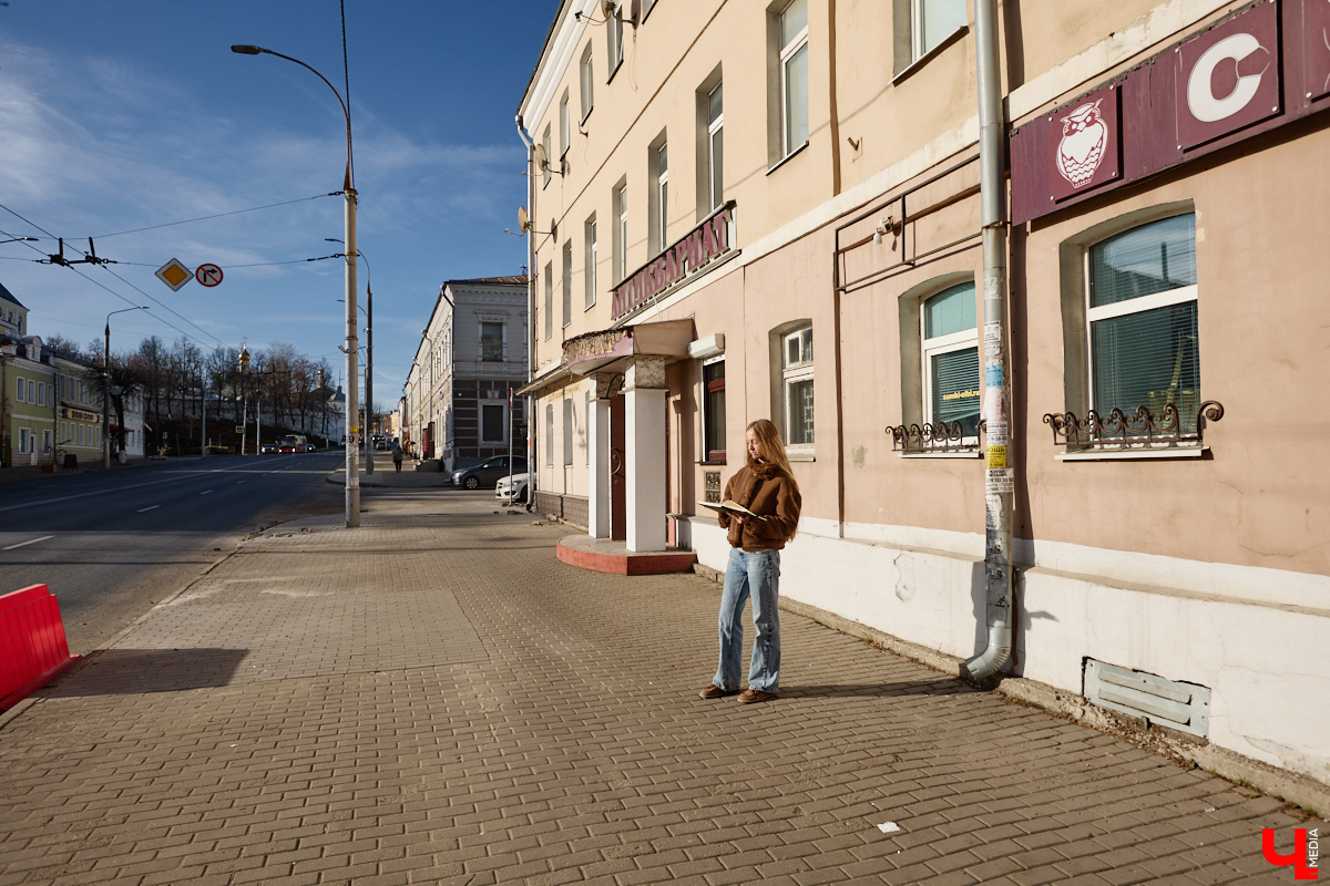 С каждым годом город теряет всё больше ценных строений. Без должного внимания деревянные здания приходят в негодность, подвергаются пожарам, каменные разрушаются под натиском времени и погоды. На днях центр лишился еще двух строений, а сейчас готовится попрощаться с третьим. Мы предложили владимирскому скетчеру запечатлеть на бумаге то, что ковши экскаваторов стирают навсегда.