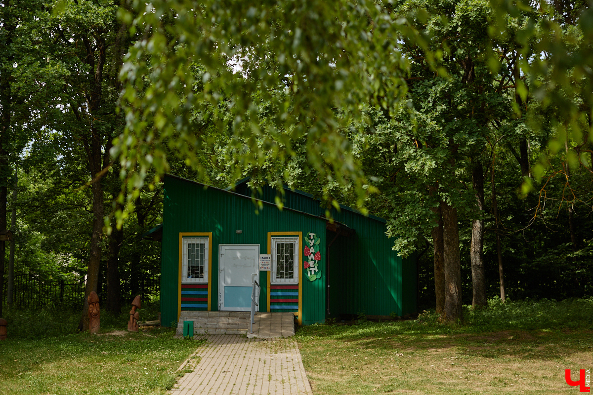 Владимир — город маленький, но и по нему прогулки могут затянуться на несколько часов. А потому «остановки по требованию» могут понадобиться в любую минуту. Для этого в парках и скверах предусмотрены общественные туалеты. Где-то посетителей горделиво встречают теплые модульные строения, в иных локациях приходится обходиться биокабинками. «Ключ-Медиа» создал карту мест, где можно спокойно решить деликатную проблему.