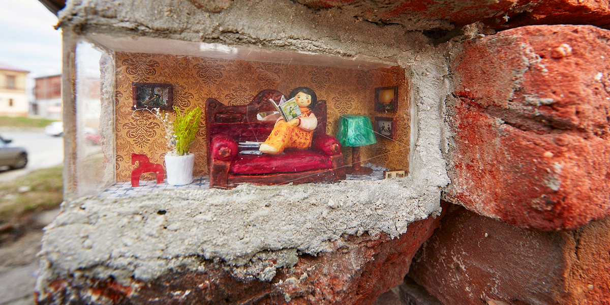 Маленькая квартира в старинном доме: уличные художники Владимира спрятали очередную мини-инсталляцию