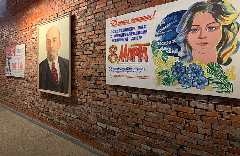 Подготовка к открытию музея: во Владимире собирают экспозицию советских панно, табличек и плакатов