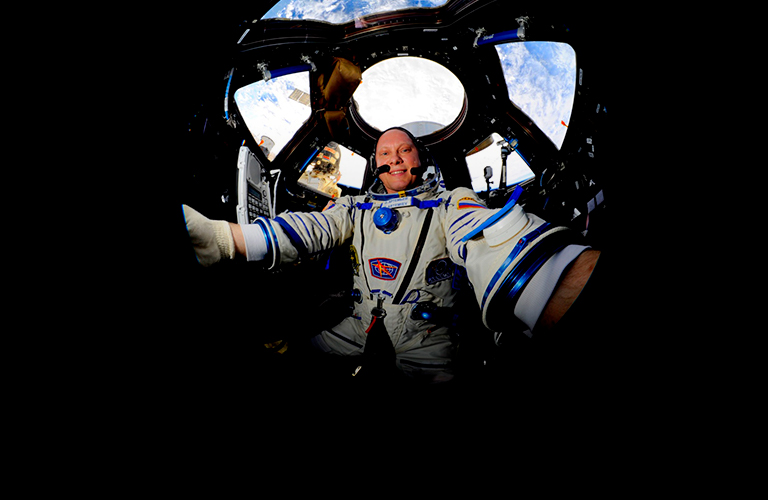 Космонавт Олег Артемьев доставил брошь «Солнце и Луна» от покровских ювелиров на МКС