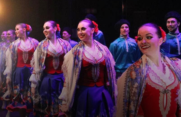 Владимирские исполнительницы народных танцев про образы былинных красавиц и гастроли