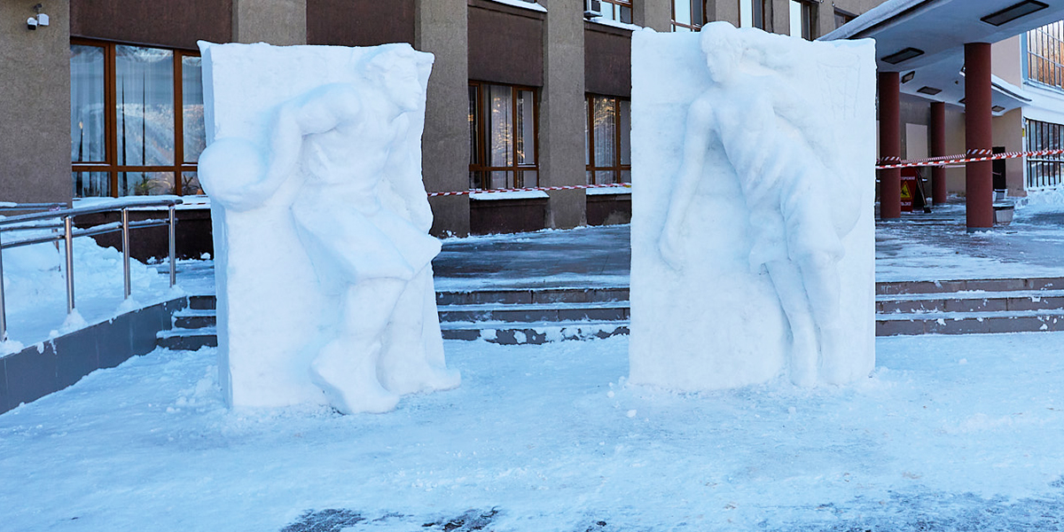 Возле ВлГУ появились трехметровые снежные баскетболисты Ильи Шанина