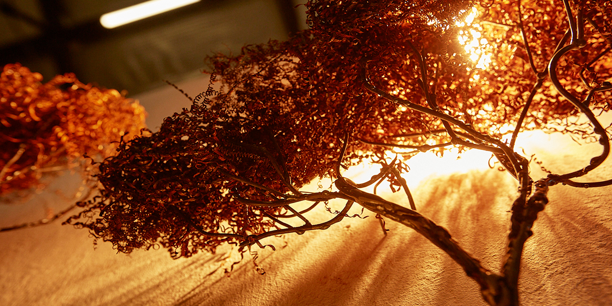 Осенний лес владимирского скульптора – листва из стальной стружки и «Живая вода»