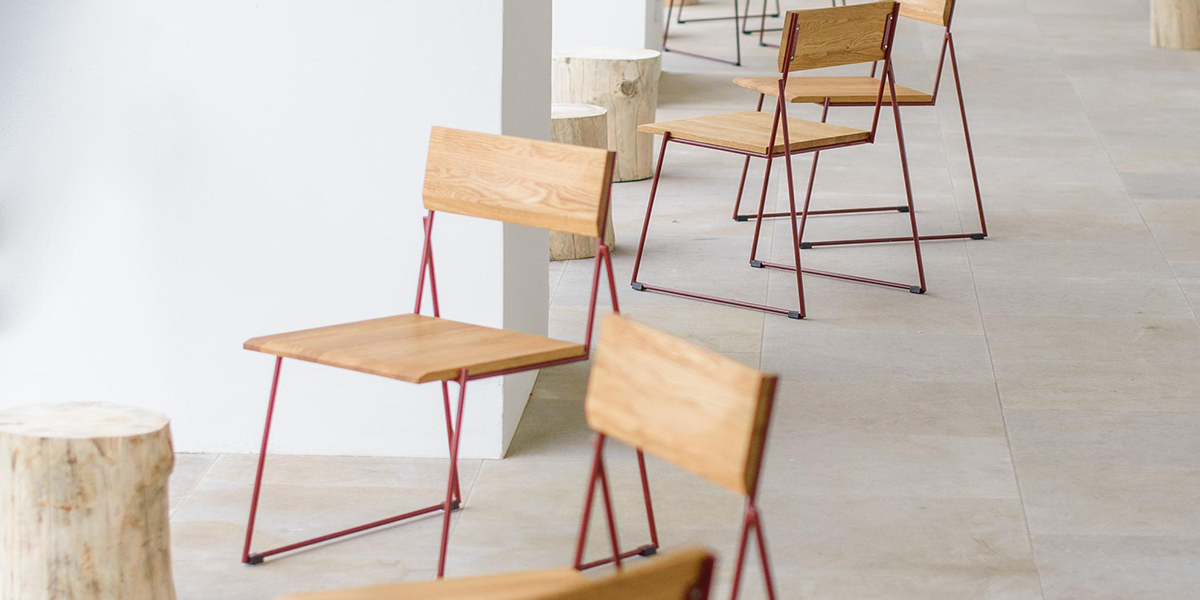 Воздушный стул и «подтаявший» графин местных дизайнеров на биеннале «Придумано и сделано в России»