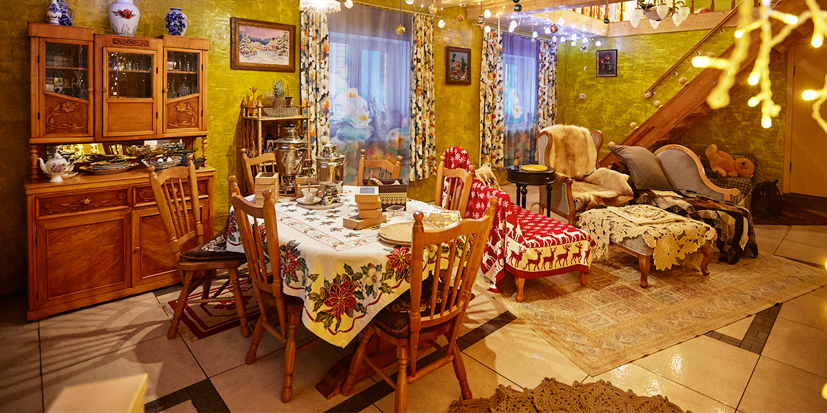 Раритетная мебель и самобытные предметы интерьера в особняке на землях усадьбы Грибоедовых