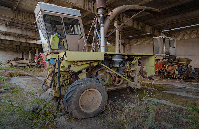 «Кладбище» сельхозтехники на территории бывшего совхоза в фоторепортаже Сергея Рута