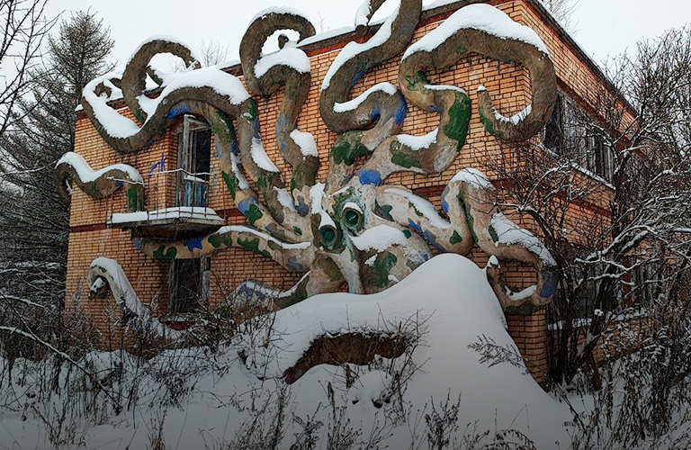 «Как в фильме “Мгла”»: гигантский осьминог на здании заброшенного пионерлагеря с пугающей атмосферой