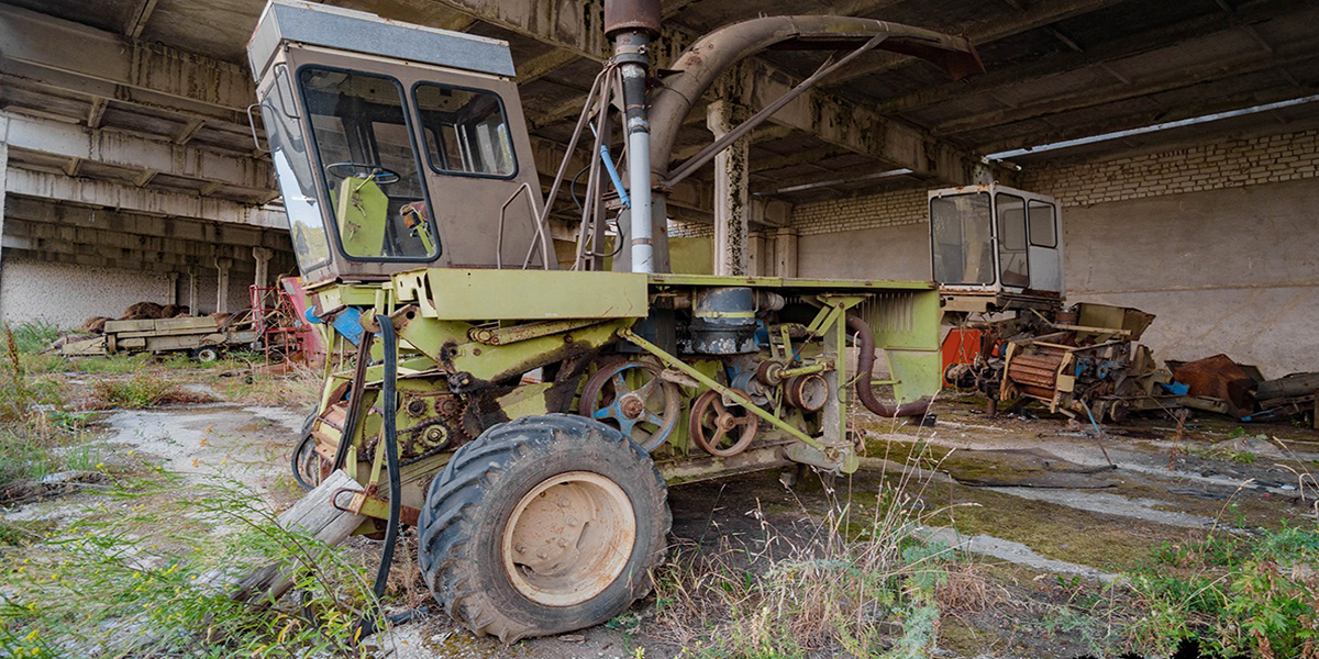«Кладбище» сельхозтехники на территории бывшего совхоза в фоторепортаже Сергея Рута