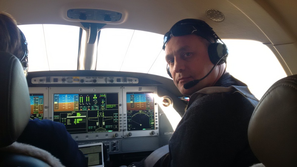 Вадим Кузьмин – владимирский бизнесмен, летчик, владелец частного аэродрома и фермы - вновь удивил. На этот раз – архивным видео, в котором он вытворяет немыслимые кульбиты в воздухе за штурвалом четырехместного вертолета Robinson 44