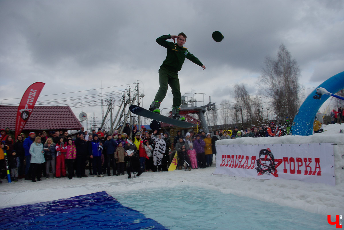 Более 150 участников съехали с горы в бассейн с водой в рамках 14-го традиционного аква-шоу на “Красной горке” в Ковровском районе