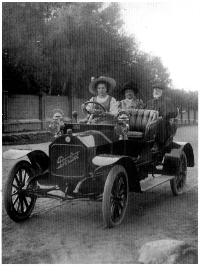 Д. К. Советкин с женой и дочерью за рулем собственного автомобиля