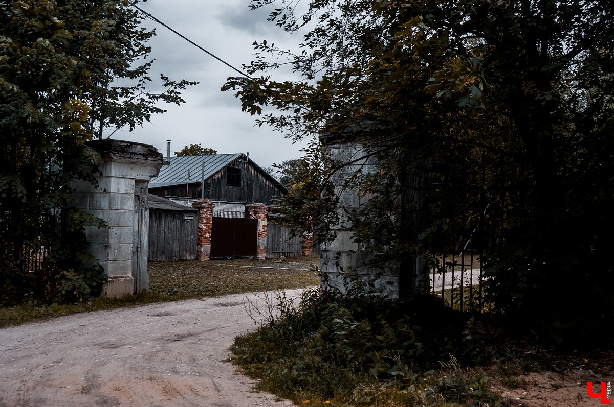 Экскурсия по имению Безобразовых в селе Патакино. Фотографии руин и сохранившихся построек