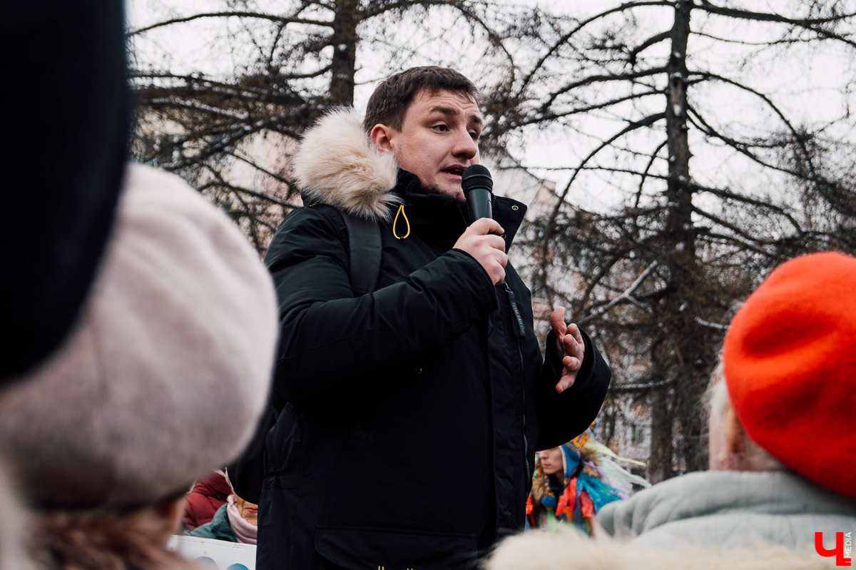 Во время митинга за раздельный мусор во Владимире участники принесли несортированный мусор и разбили по фракциям 10-метровую гидру из упаковки