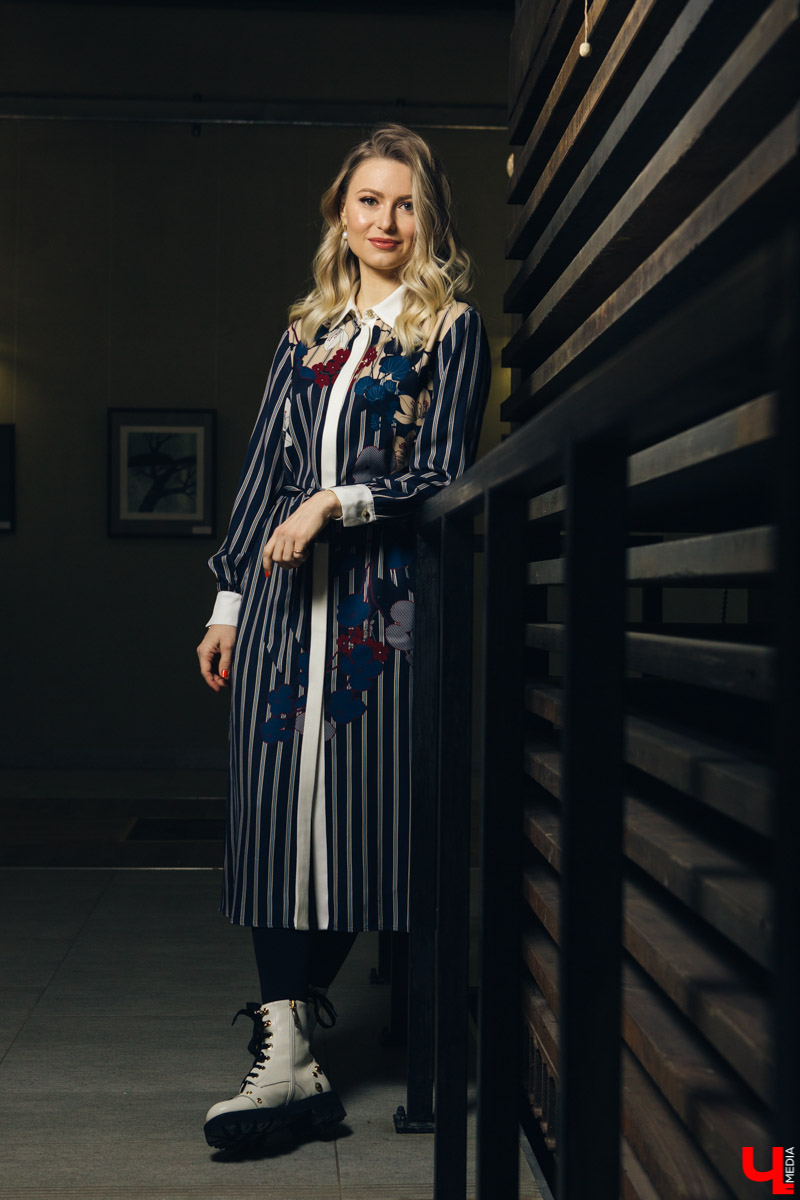 Владелец лофт-пространства «Фабрика» Анна Жукова любит сочетать разные стили в одежде, оставаясь при этом собой. Она носит платья-рубашки, кэжуал-свитера, а иногда и строгие костюмы