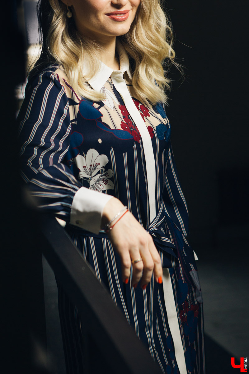 Владелец лофт-пространства «Фабрика» Анна Жукова любит сочетать разные стили в одежде, оставаясь при этом собой. Она носит платья-рубашки, кэжуал-свитера, а иногда и строгие костюмы