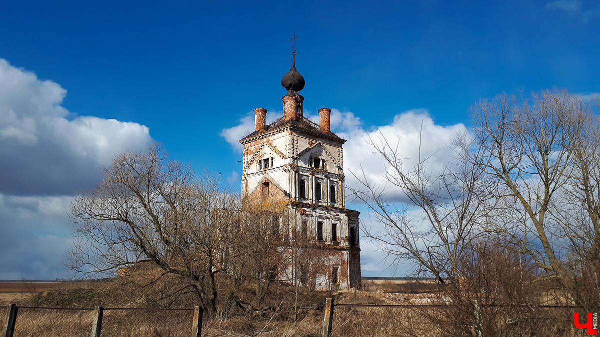 В селе Весь Суздальского района стоит необычный заброшенный храм. Он - двухуровневый, некогда очень богатый и красивый
