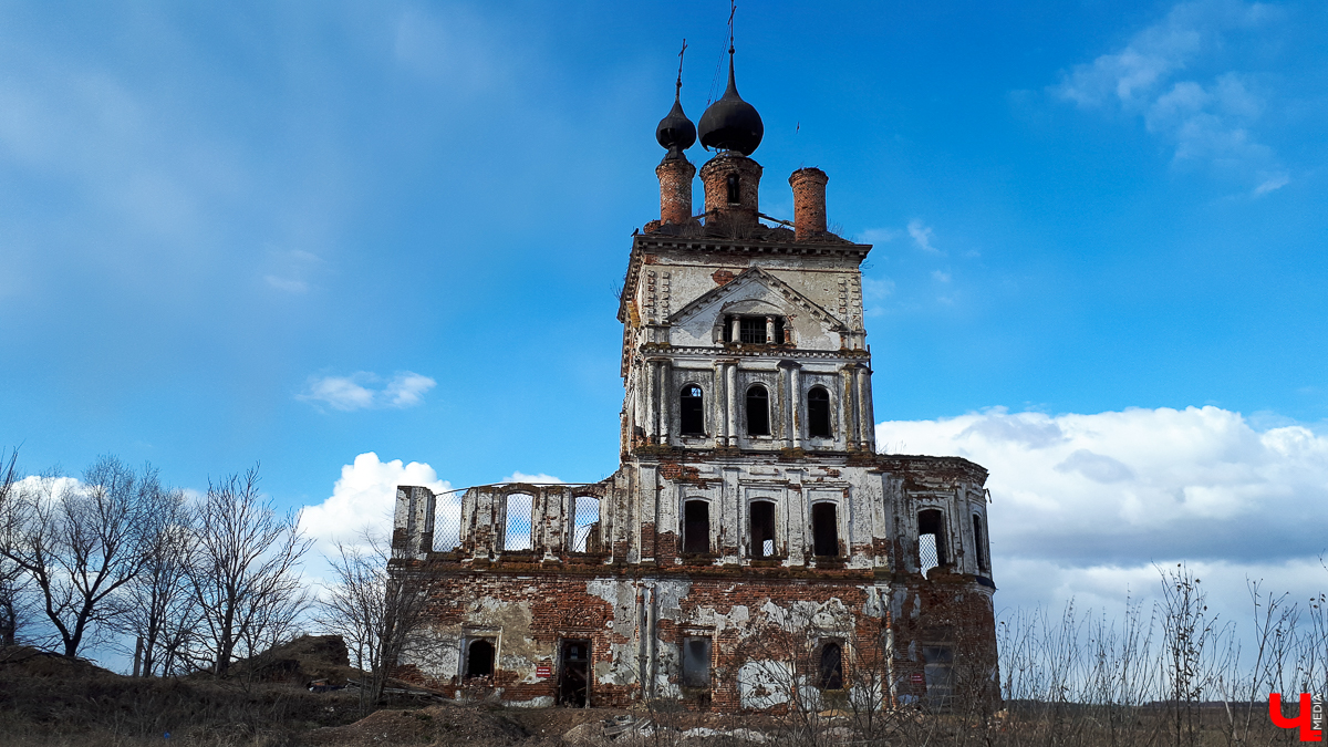 В селе Весь Суздальского района стоит необычный заброшенный храм. Он - двухуровневый, некогда очень богатый и красивый