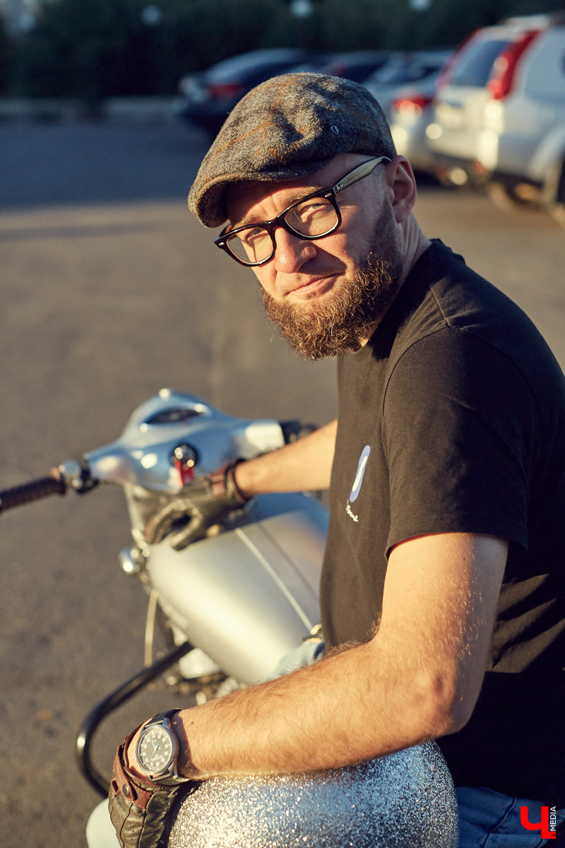 Фронтмен группы «Рекорд Оркестр» Тимофей Копылов продемонстрировал нам свой уникальный ретро-мотоцикл «Ява» под номером 13