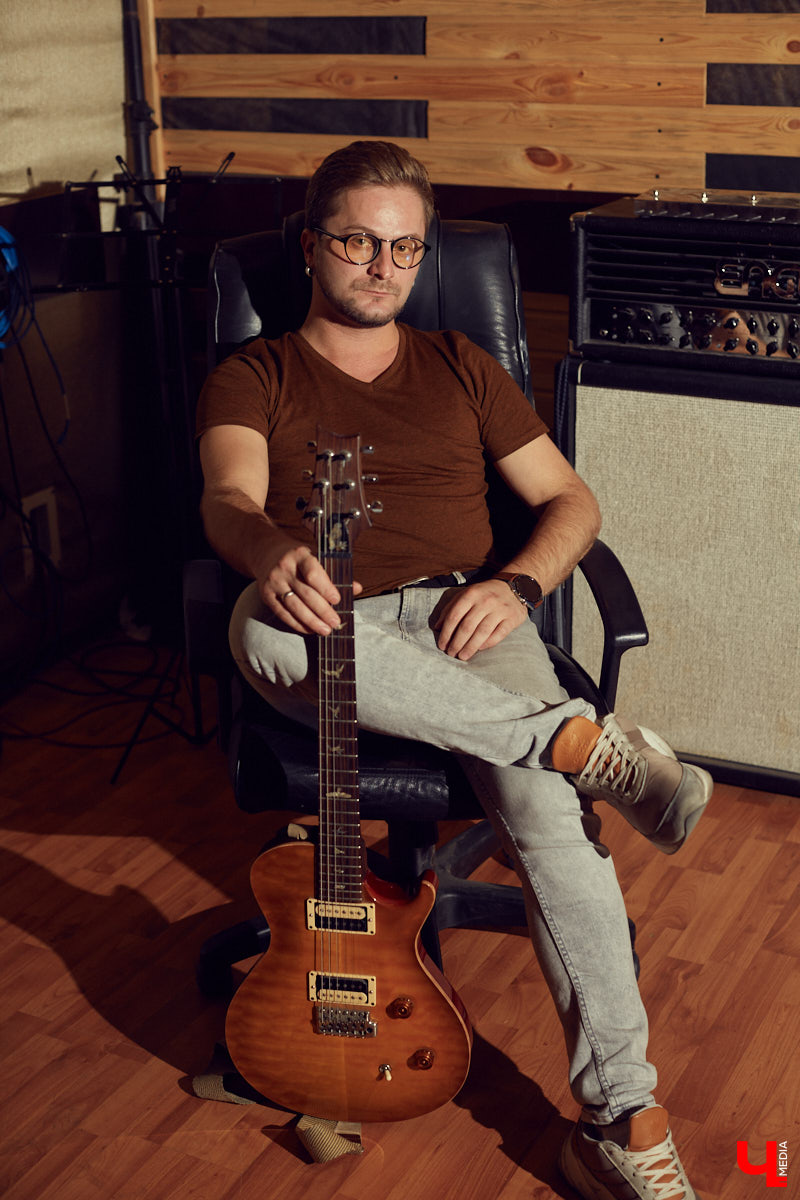 В большом интервью гитарист и вокалист коллектива Илья Ерохов рассказал о дружбе с иностранными профессионалами, группами LOUNA и «Рекорд Оркестр», а также с «десятых» и до нынешнего времени очертил историю METAMORPHIS