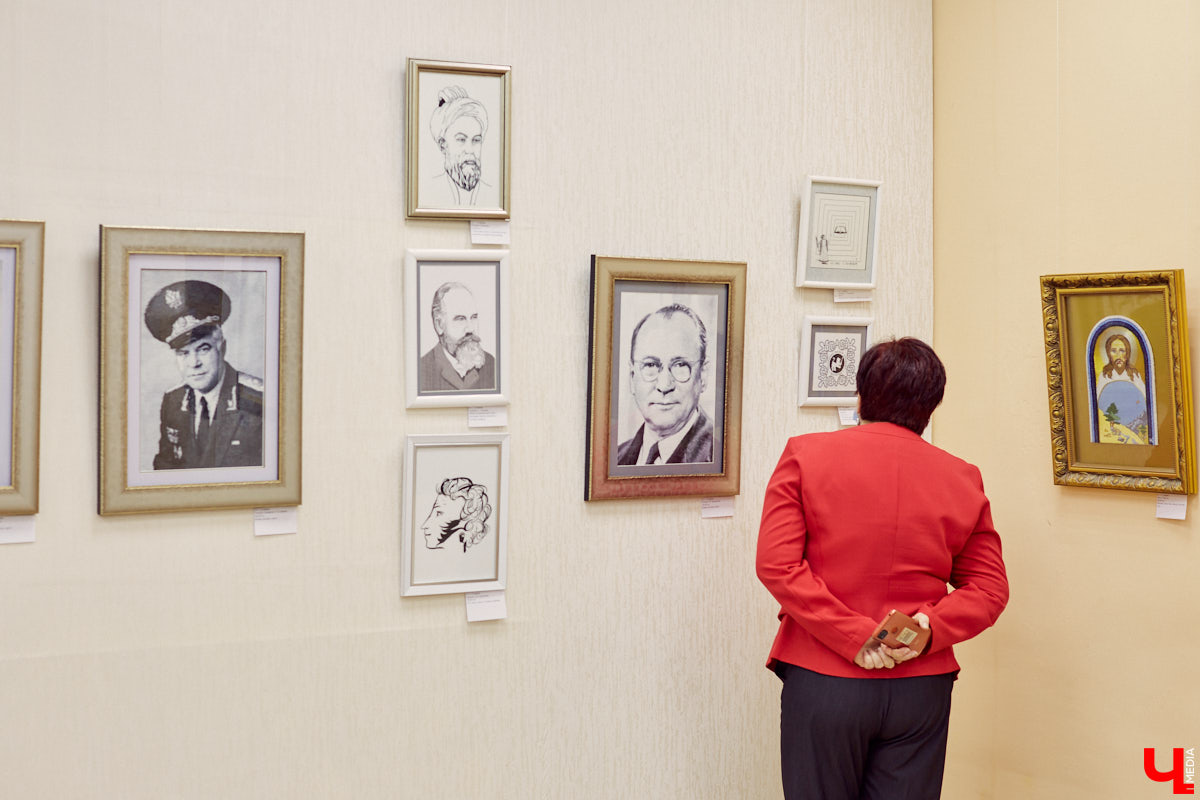 Посетили последнюю, 275-ю выставку Клары Сухаревой, взглянули на поразительные картины, вытканные с ювелирной точностью
