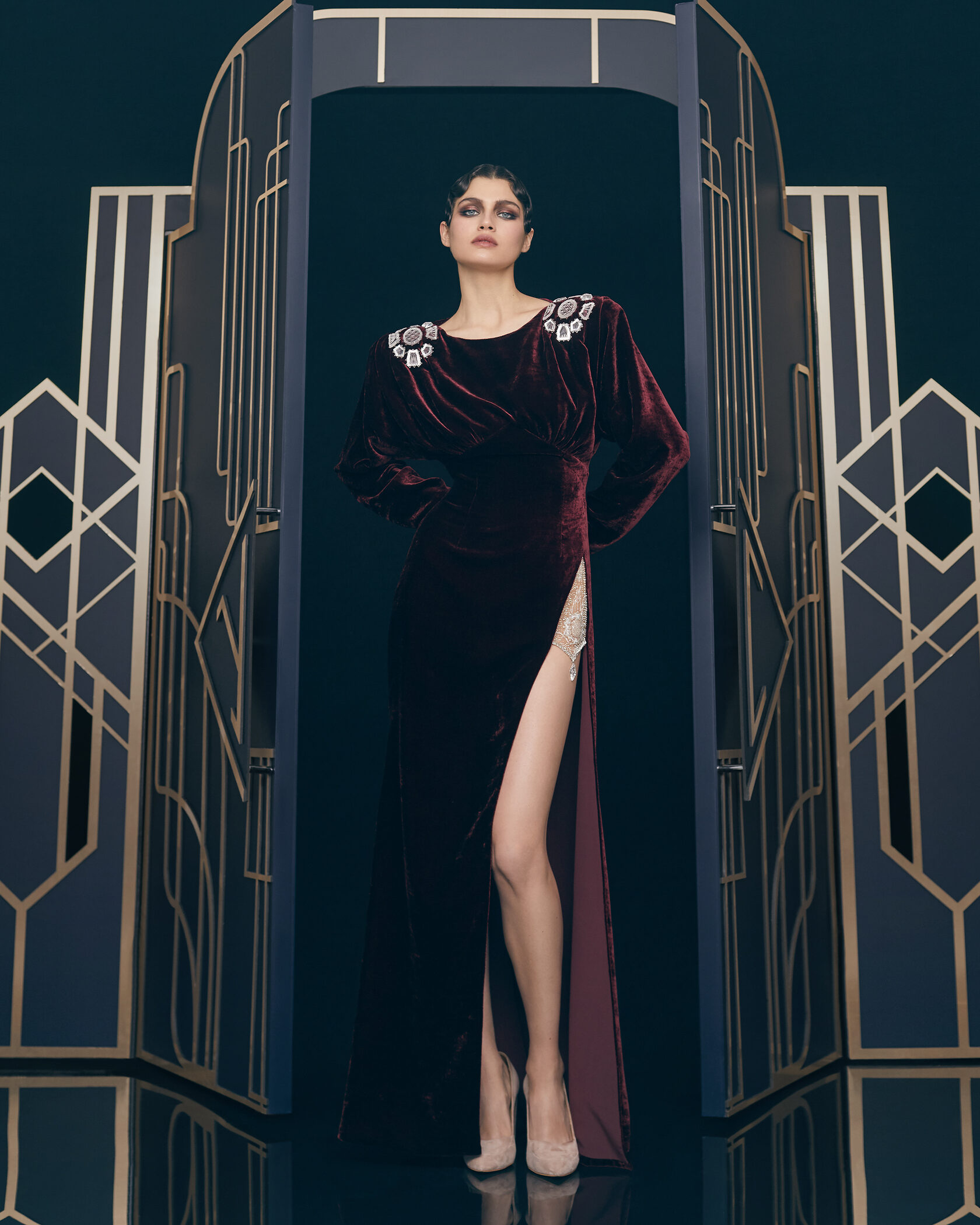 Ульяна Сергеенко - известный модельер, основатель модного дома. В новой коллекции одежды и аксессуаров она использовала гусевской хрусталь.