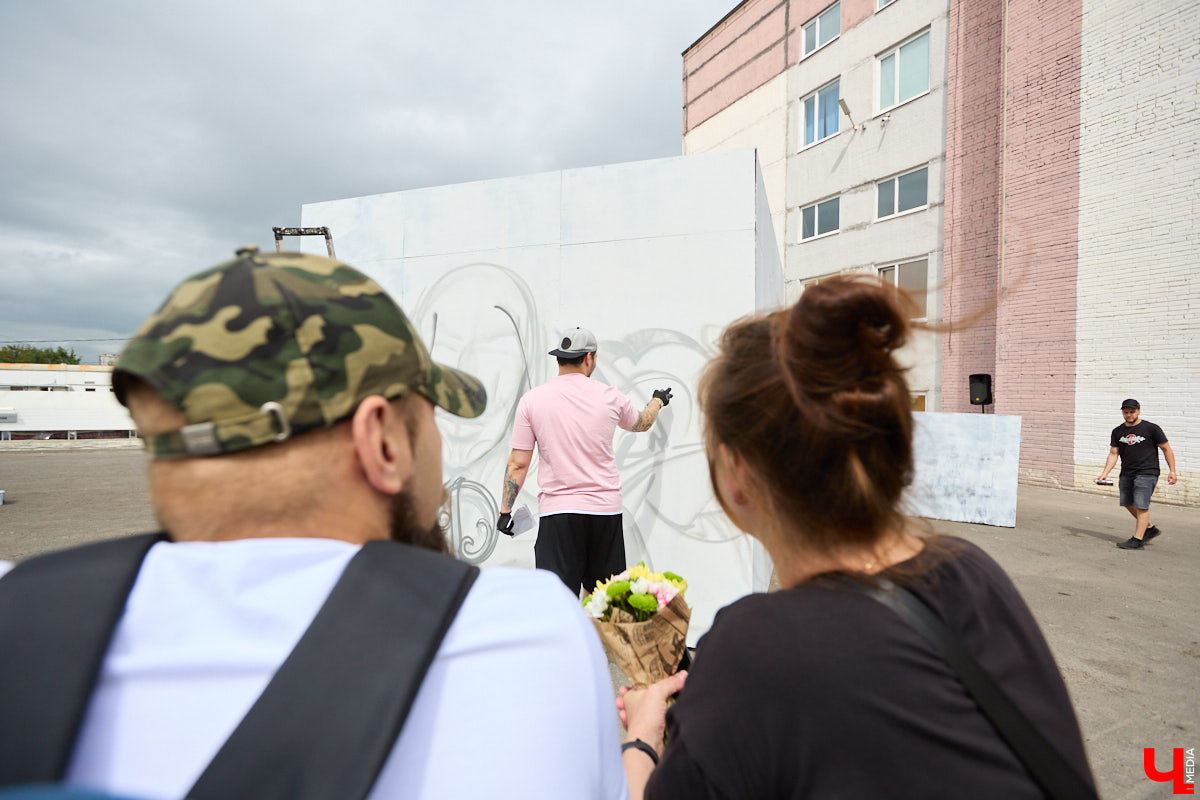 Теперь в центре Владимира можно обнаружить еще одну интересную локацию. Более 20 граффити-работ появились там благодаря местным художникам: здесь и мультяшные персонажи, и отсылка к городской айдентике, и «народное творчество» в тегах. «Ключ-Медиа» побывал на открытии фестиваля уличного искусства 33zagfest и готов рассказать, как это было!