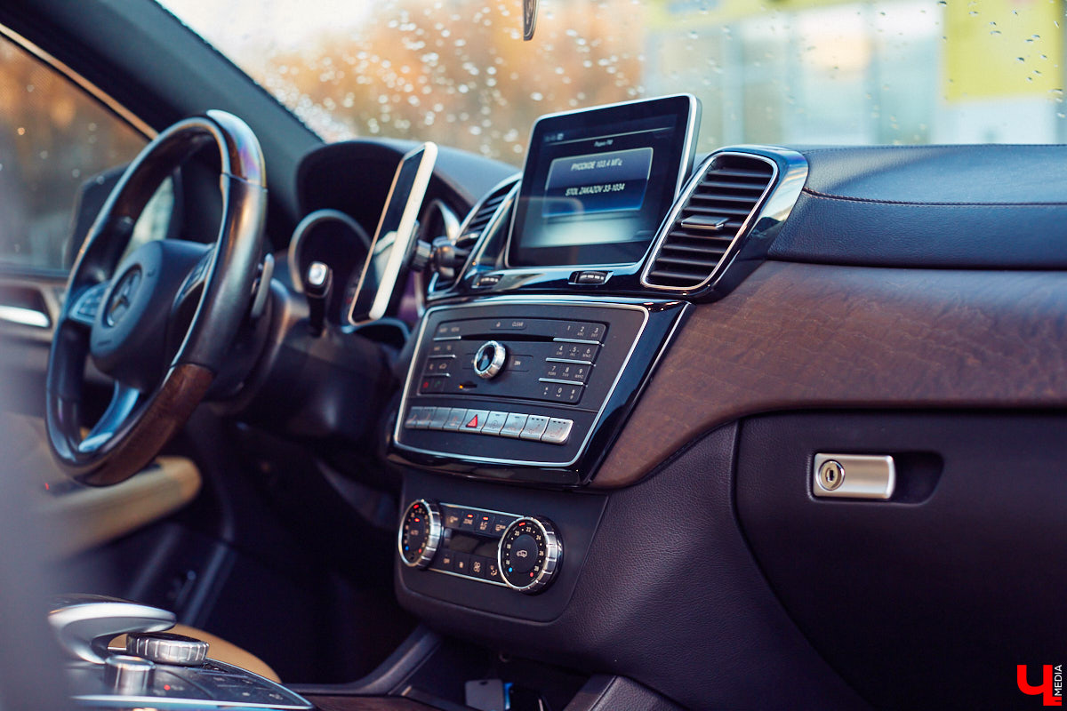 Авто — зеркало, которое отражает характер владельца. Особенно, если речь про тюнингованную машину. У нас яркий наглядный пример: черно-розовый Mercedes GLE.