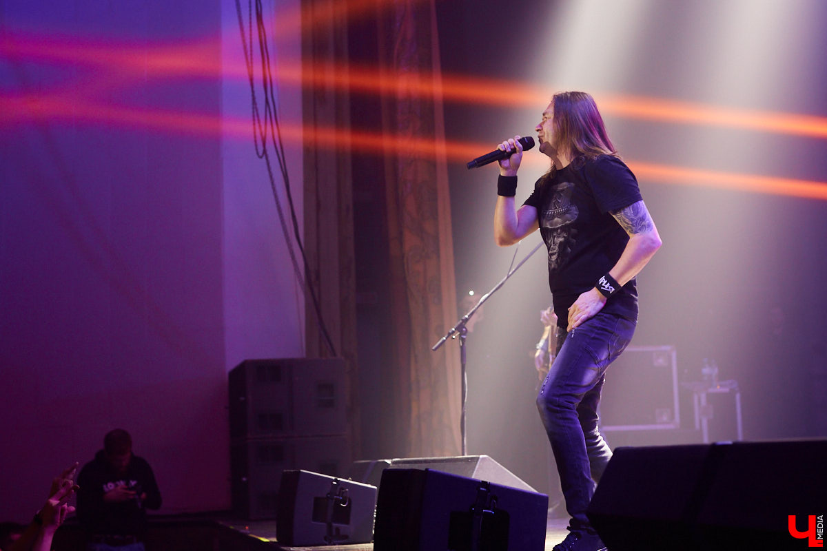 В это нестабильное время приезд во Владимир легенды отечественного хэви-метал группы «Ария» воспринимается как чудо. Но вот музыканты — на сцене Art Hall.