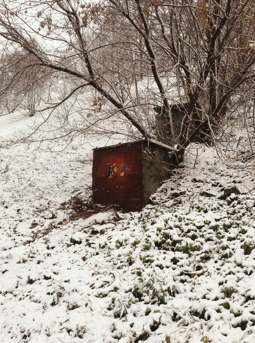 Известный во Владимире уличный художник Мишкин создал новую уличную работу. Изображение крота, который спрятал краски на зиму, появилось внизу центральной смотровой площадки. Таким образом автор закрыл для себя сезон и попрощался со всеми до весны. 
