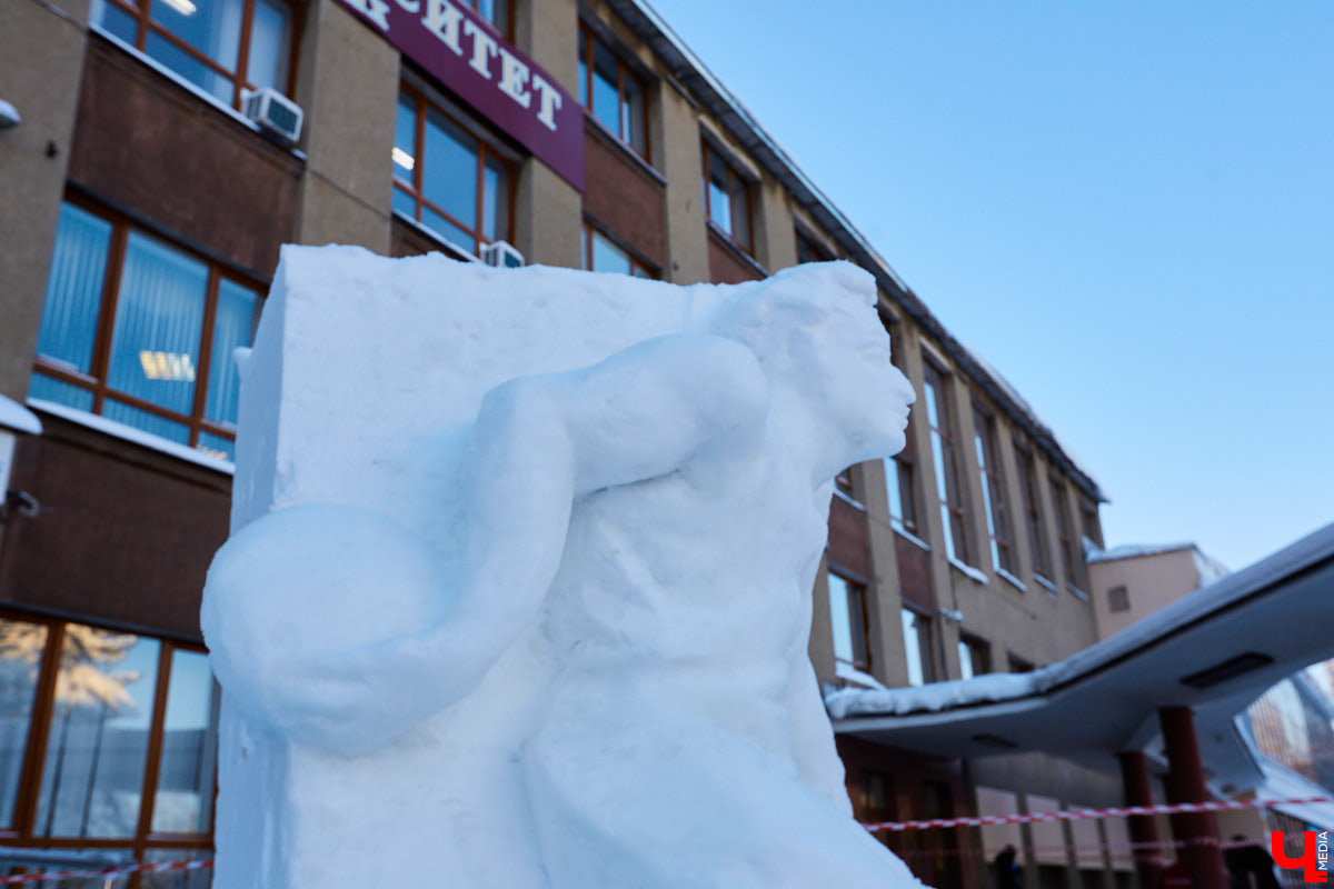 В понедельник перед первым корпусом ВлГУ появились масштабные снежные сооружения, которые при ближайшем рассмотрении оказались двумя фигурами баскетболистов. Как создавались произведения искусства и когда они растают?