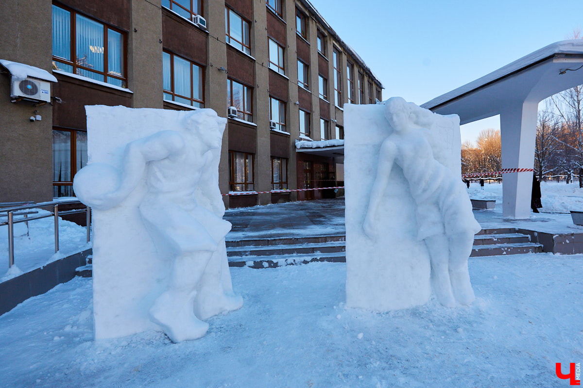 В понедельник перед первым корпусом ВлГУ появились масштабные снежные сооружения, которые при ближайшем рассмотрении оказались двумя фигурами баскетболистов. Как создавались произведения искусства и когда они растают?
