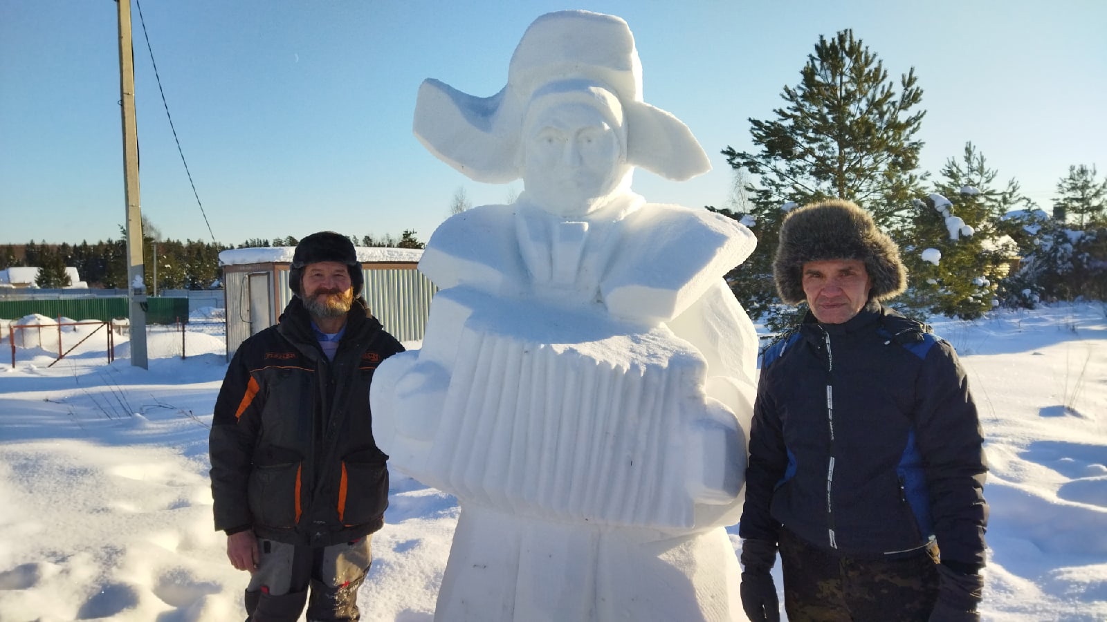 В этом году снега выпало как никогда много. Как его убрать с пользой для дела, знают местные скульпторы-любители. Из сугробов они создают практически произведения искусства.