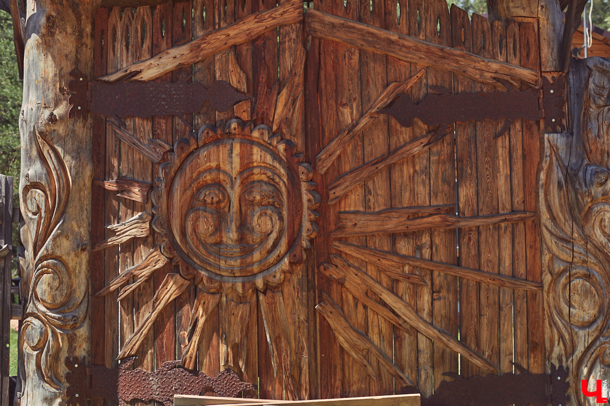 Знакомство с владениями семьи Найденовых начинается с великолепных ворот, на которых изображено солнце. На самом участке стоят большой деревянный дом, колодец, а под деревом — самовар. В общем, картина сказочная. Ну как тут не заглянуть в гости?