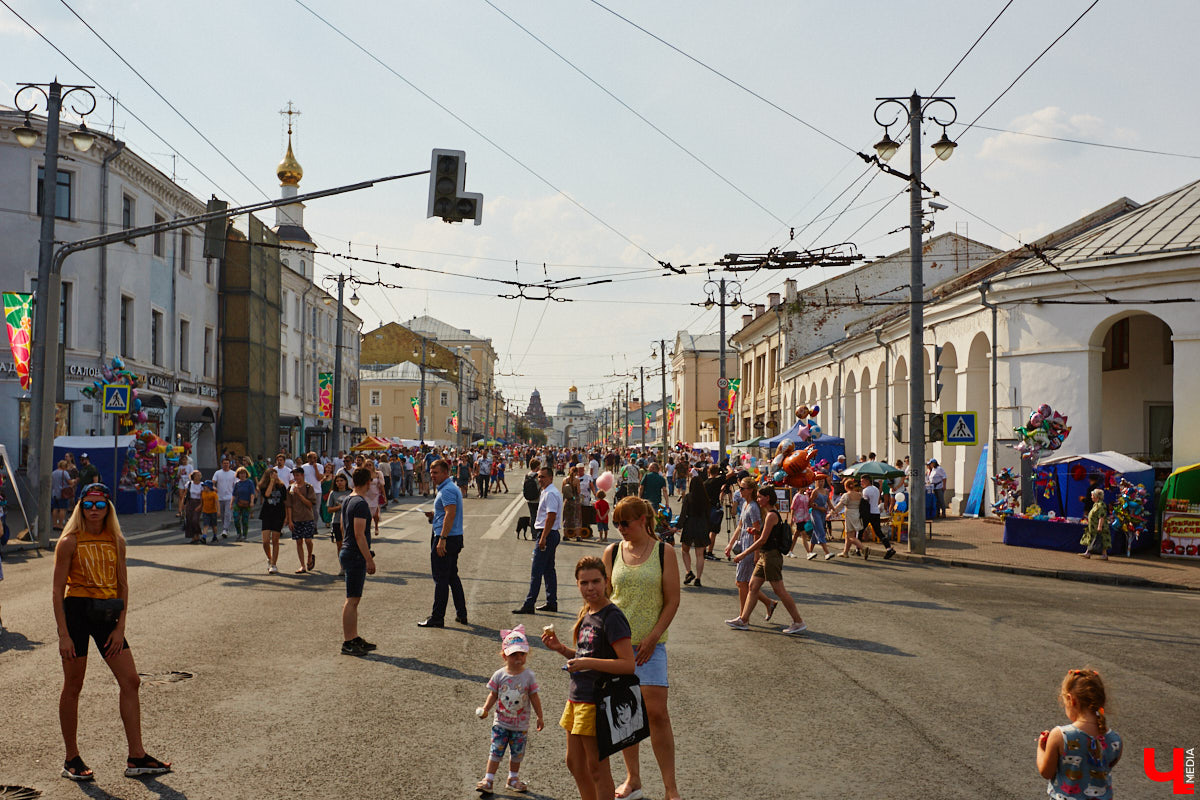 На День города во Владимире запустят салют и выступит певец Звонкий День города — 2023 охватит сразу две даты — 2 и 3 сентября, хотя основных развлечений стоит ждать в первый выходной осени. Уже известно, что в программу перекочуют многие ивенты, запланированные на несостоявшийся День молодежи, в их числе и выступление известного хип-хоп певца, которое мы ждали еще в июне.