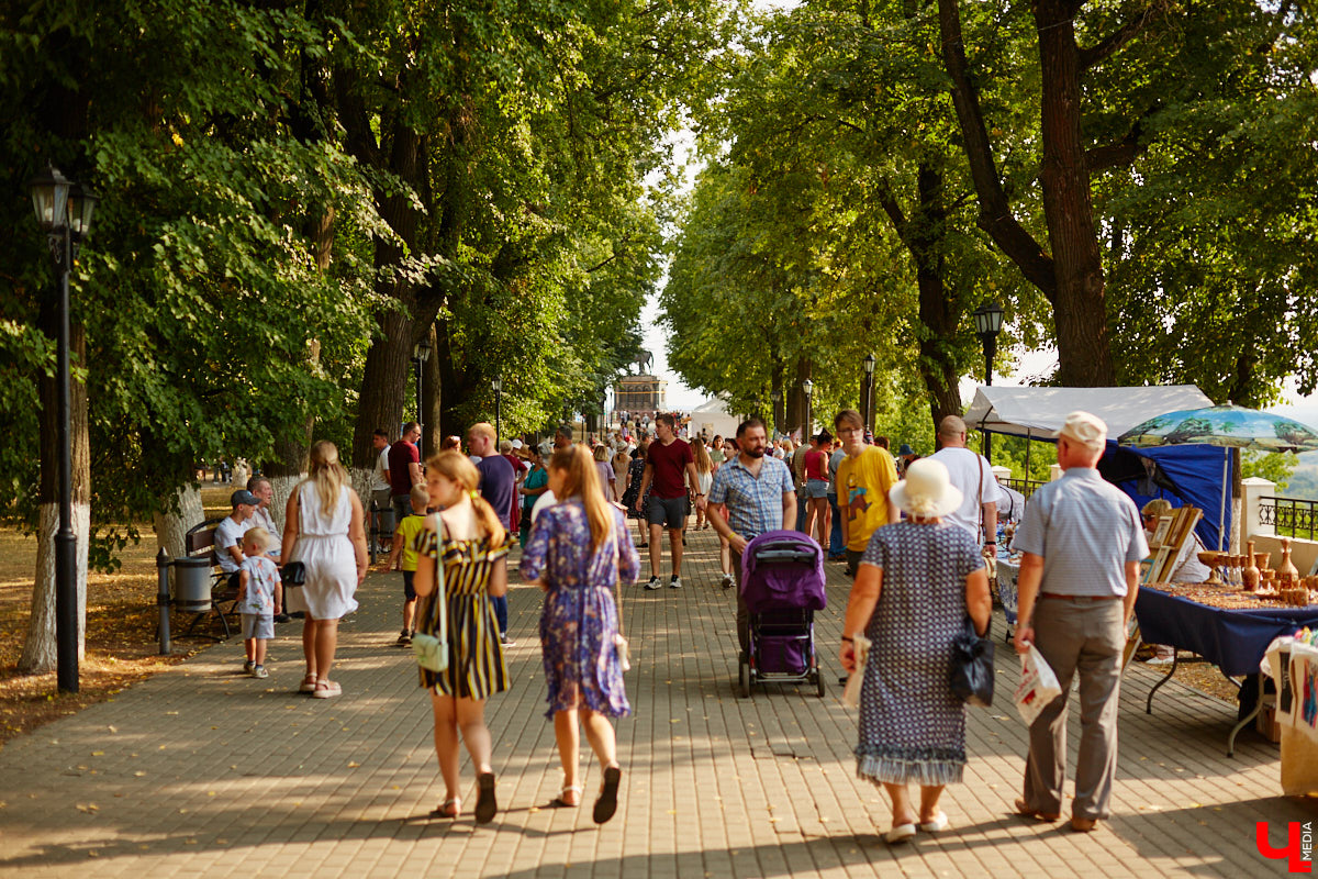 На День города во Владимире запустят салют и выступит певец Звонкий День города — 2023 охватит сразу две даты — 2 и 3 сентября, хотя основных развлечений стоит ждать в первый выходной осени. Уже известно, что в программу перекочуют многие ивенты, запланированные на несостоявшийся День молодежи, в их числе и выступление известного хип-хоп певца, которое мы ждали еще в июне.